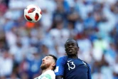 Le milieu de l'équipe de France N'Golo Kanté (d) à la lutte avec l'attaquant-vedette de l'Argentine Lionel Messi en 8e de finale du Mondial, le 30 juin 2018 à Kazan 