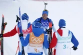 Le Français Quentin Fillon Maillet avec ses coéquipiers du relais, le 15 février 2022 aux Jeux olympiques de Pékin