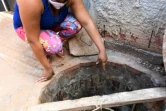 Poliana Feitosa montre le réservoir d'eau potable de sa maison à Santa Luzia, près de Brasilia, le 3 août 2020