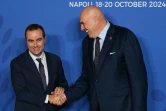 Le ministre italien de la Défense Guido Crosetto (D) et son homologue français Sébastien Lecornu se serrent la main durant la cérémonie d'accueil d'un G7 Défense à Naples le 19 octobre 2024