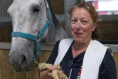 Laetitia Bos, directrice du refuge de la fondation "30 Millions d'Amis", avec l'un des chevaux du refuge, le 9 septembre 2021 à Bannegon, dans le Cher