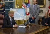 Le président Donald Trump reçoit un briefing dans le Bureau ovale sur l'ouragan Florence, le 11 septembre 2018