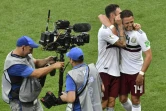 L'attaquant du Mexique "Chicharito" Hernandez (d) est congratulé par le défenseur Miguel Layun à la fin du match face à la Corée du Sud au Mondial, le 23 juin 2018 à Rostov 
