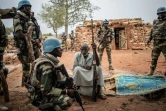 Un fermier dogon, chef de la communauté de So, dans le centre du Mali, s'entretient avec les Casques bleus, le 4 juillet 2019