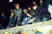 Des Berlinois commencent à détruire le Mur, dans la nuit du 10 novembre 1989 
