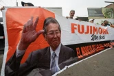 Des partisans de l'ancien président Alberto Fujimori rassemblés devant la prison de Barbadillo pour demander sa libération, le 5 décembre 2023 à la périphérie de Lima, au Pérou