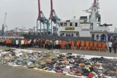 Des débris récupérés en mer sur le site du crash du Boeing de Lion Air exposés sur un quai de Jakarta, le 30 octobre 2018 en Indonésie