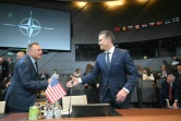 Le secrétaire américain à la Défense Pete Hegseth (d) arrive pour une réunion des ministres de la Défense de l'Otan au siège de l'organisation, le 5 juin 2025 à Bruxelles