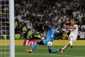 L'attaquant de Tottenham Harry Kane (d) tire au but devant le défenseur de Marseille Eric Bailly, le 7 septembre 2022 à Londres  
