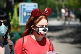 Une femme avec un masque Mickey à Anaheim, en Californie, où est implanté le parc Disneyland, le 9 juillet 2020
