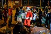 Un homme déguisé en Père Noël lors de l'opération "Santa en las calles" (le Père Noël dans la rue), le 16 décembre 2017 à Caracas, au Venezuela