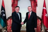 Photo, fournie le 27 novembre 2019 par la présidence turque, montrant le président turc Recep Tayyip Erdogan (d) et le chef du gouvernement d'union nationale libyen (GNA) Fayez al-Sarraj lors d'une rencontre à Istanbul