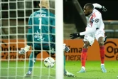 L'attaquant de Lyon Karl Toko Ekambi (d) trompe Matthieu Dreyer le gardien lorientais, le 4 mars 2022 à Lorient 