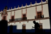 Un habitants devant le palais du gouverneur à Zacatecas, Mexique, le 13 mars 2022