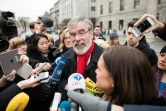 Le chef du Sinn Fein Gerry Adams parle à des journalistes et des habitants dans les rues de Dublin, le 25 février 2016