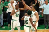 Al Horford (g.), des Boston Celtics, avec ses coéquipiers Marcus Smart (c.) et Grant Williams (d.) lors du troisième match des finales NBA contre les Golden State Warriors, à Boston, le 08 juin 2022