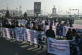Des manifestants avec des banderoles pour réclamer le déblocage des avoirs gelés de l'Afghanistan par les pays occidentaux, le 21 décembre 2021 à Kaboul