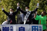 Le Premier ministre japonais et leader du Parti libéral démocrate(PLD), Fumio Kishida (gauche) et un candidat du parti, Ryosei Tanaka (centre) saluent leurs partisans lors d'un meeting électoral le 30 octobre 2021 à Saitama, Japon