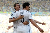 Le défenseur allemand Mats Hummels, félicité par l'attaquant Thomas Müller, après son but marqué contre la France, en quart de finale de la Coupe du monde, le 4 juillet 2014 au stade Maracana à Rio de Janeiro
