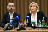 Robert Ménard (G) et Marine Le Pen lors d'une conférence de presse à Béziers, le 7 janvier 2022