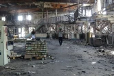 Deux hommes dans une usine détruite par les combats et les raids aériens dans la ville yéménite de Hodeida (ouest), le 17 décembre 2018