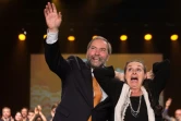 Le candidat du Nouveau parti démocratique (NPD, gauche) Thomas Mulcair et sa femme Catherine Pinhas Mulcair lors d'un meeting à Montréal, le 18 octobre 2015