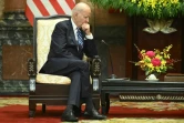 Le président américain Joe Biden écoute son homologue vietnamien Vo Van Thuong, lors d'une rencontre au palais présidentiel à Hanoï le 11 septembre 2023