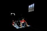 Une famille syrienne fuyant les combats dans le centre-ville de Raqa, réfugiée dans le quartier de Sabahiya, le 14 août 2017