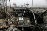 Des soldats ukrainiens passent sur un pont détruit à l'entrée d'Irpin, près de Kiev, le 1er avril 2022