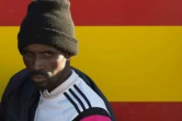 Un migrant, secouru avec 117 autres migrants par un bateau des gardes-côtes espagnol, arrive au port de Malaga le 10 décembre 2018