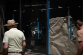 Des passants devant la vitrine d'un magasin trouée par des balles, à Philadelphie (Etats-Unis), le 5 juin 2022