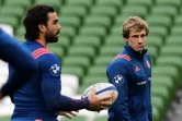L'ailier français Yohann Huget (g) et le demi de mêlée Baptiste Serin, à la séance d'entraînement au stade Aviva à Dublin, à la veille du match Irlande-France