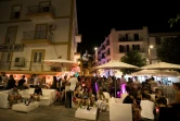 Des touristes à la terrasse d'un bar sur le port d'Ibiza, le 31 juillet 2020
