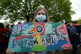 Une femme manifeste le 29 mai 2021 à Guingamp, en Bretagne, pour défendre "l'enseignement immersif" en langues régionales