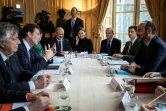 Le Premier ministre Edouard Philippe (d) reçoit le président du Medef Geoffroy Roux de Bezieux (g) lors d'une réunion sur la réforme des retraites, le 25 novembre 2019 à l'Hôtel Matignon, à Paris