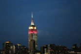 L'Empire State Building illuminé aux couleurs de Qatar Airways, photographié de Weehawken, New Jersey, le 27 juin 2017 