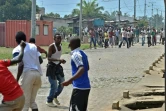 Des manifestants opposés à un troisième mandat du président burundais font face à des membres de Imbonerakure (milice pro-gouvernementale), le 25 maiu 2017 à Bujumbura