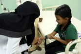 Un enfant yéménite pouvant être atteint du choléra  est examiné à l'hôpital de Hodeidah, le 5 novembre 2017