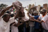 Cérémonie du "famadihana", ou du "retournement des morts", pièce essentielle du culte des ancêtres dans le village d'Ambohijafy, à Madagascar, le 23 septembre 2017