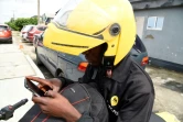Un moto-taxi de MaxOkada consulte son smartphone, le 4 septembre 2019 à Lagos, au Nigeria