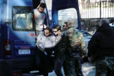 Des gardes-côtes grecs escortent des Espagnols accusés d'aide à l'entrée illégale de migrants le 14 janvier 2016