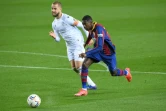 L'attaquant français de Barcelone, Ousmane Dembélé, déborde le défenseur de Huesca, Jorge Pulido, lors de leur match de Liga, le 15 mars 2021 au Camp Nou