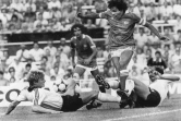 Le capitaine des Bleus Michel Platini pris en tenailles par les défenseurs de l'Allemagne de l'Ouest en demi-finale du Mondial espagol à Séville, le 7 août1982