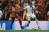 L'attaquant du Paris-SG, Kylian Mbappé (d), à la lutte avec le défenseur congolais de Galatasaray lors du match de groupes de la Ligue des champions, à Istanbul, le 1er octobre 2019 