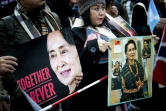 Des sympathisants de la dirigeante birmane Aung San Suu Kyi devant le Palais de la Paix où siège la Cour internationale de justice, le 11 décembre 2019 à La Haye 