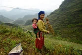 Une femme Hmong et son enfant dans le nord du Vietnam, le 29 octobre 2018