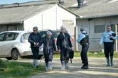 Des inspecteurs de la Direction départementale de la protection des populationsquittent un élevage de porcs à Pouldreuzic dans le Finistère, le 15 mars 2016