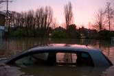 Une voiture submergée dans une rue résidentielle de York, au nord de l'Angleterre, le 28 décembre 2015