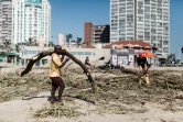 Des riverains nettoient la plage de North Beach à Durban, le 15 avril 2022