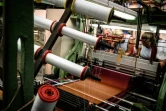 Des artisans s'activent sur une machine à soie de la manufacture Prelle, le 16 septembre 2019 à Lyon